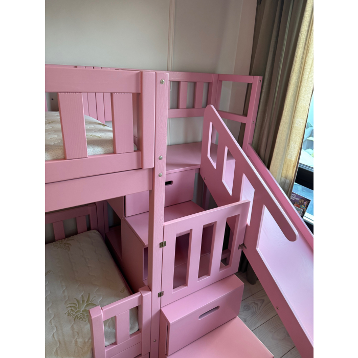 Etagenbett mit Treppe und Rutsche im Einsatz